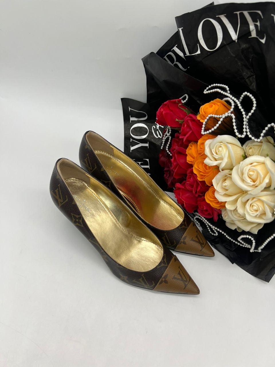 LOUIS VUITTON
Reverse Monogram Cherie Pumps - Reeluxs