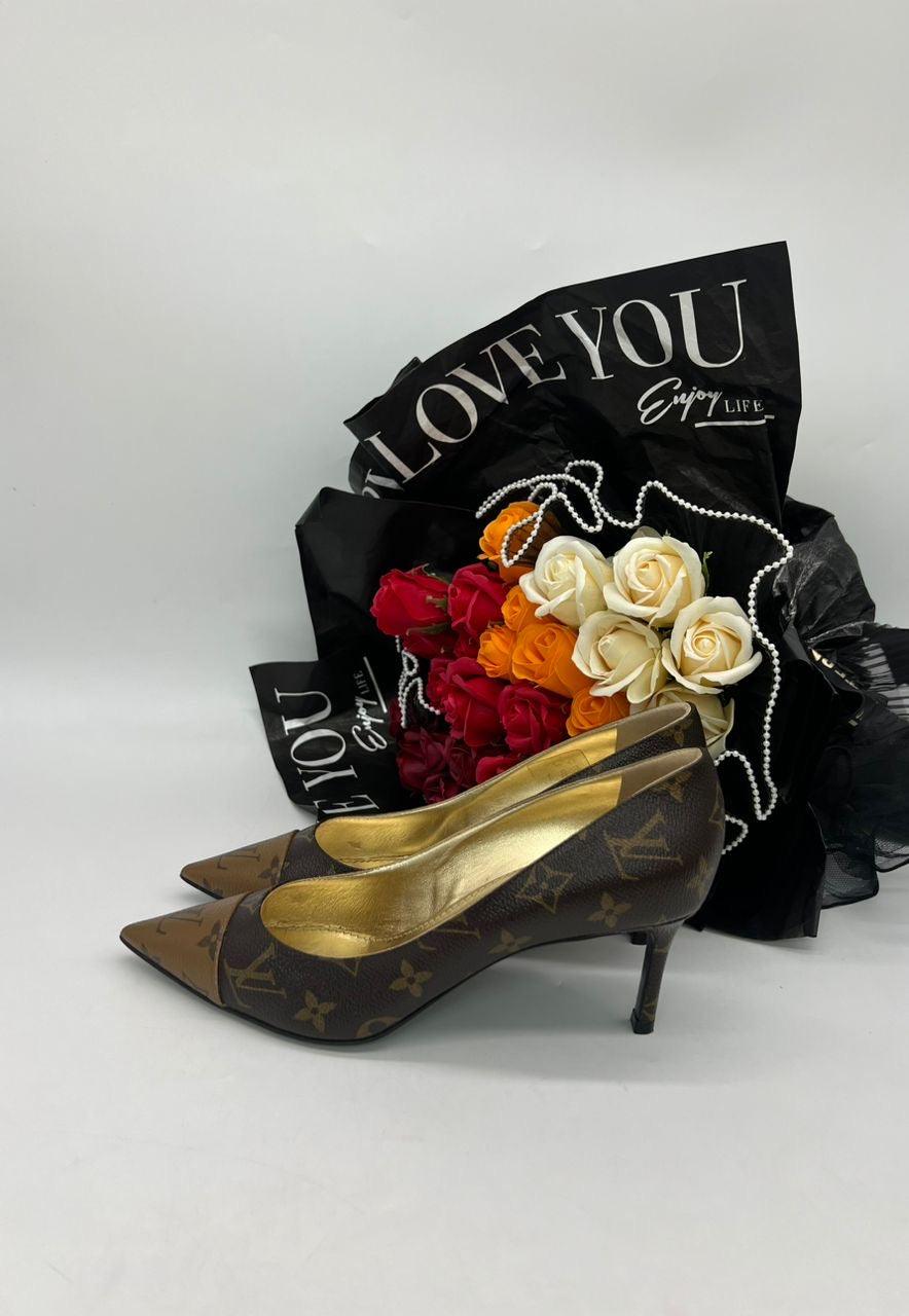 LOUIS VUITTON
Reverse Monogram Cherie Pumps - Reeluxs