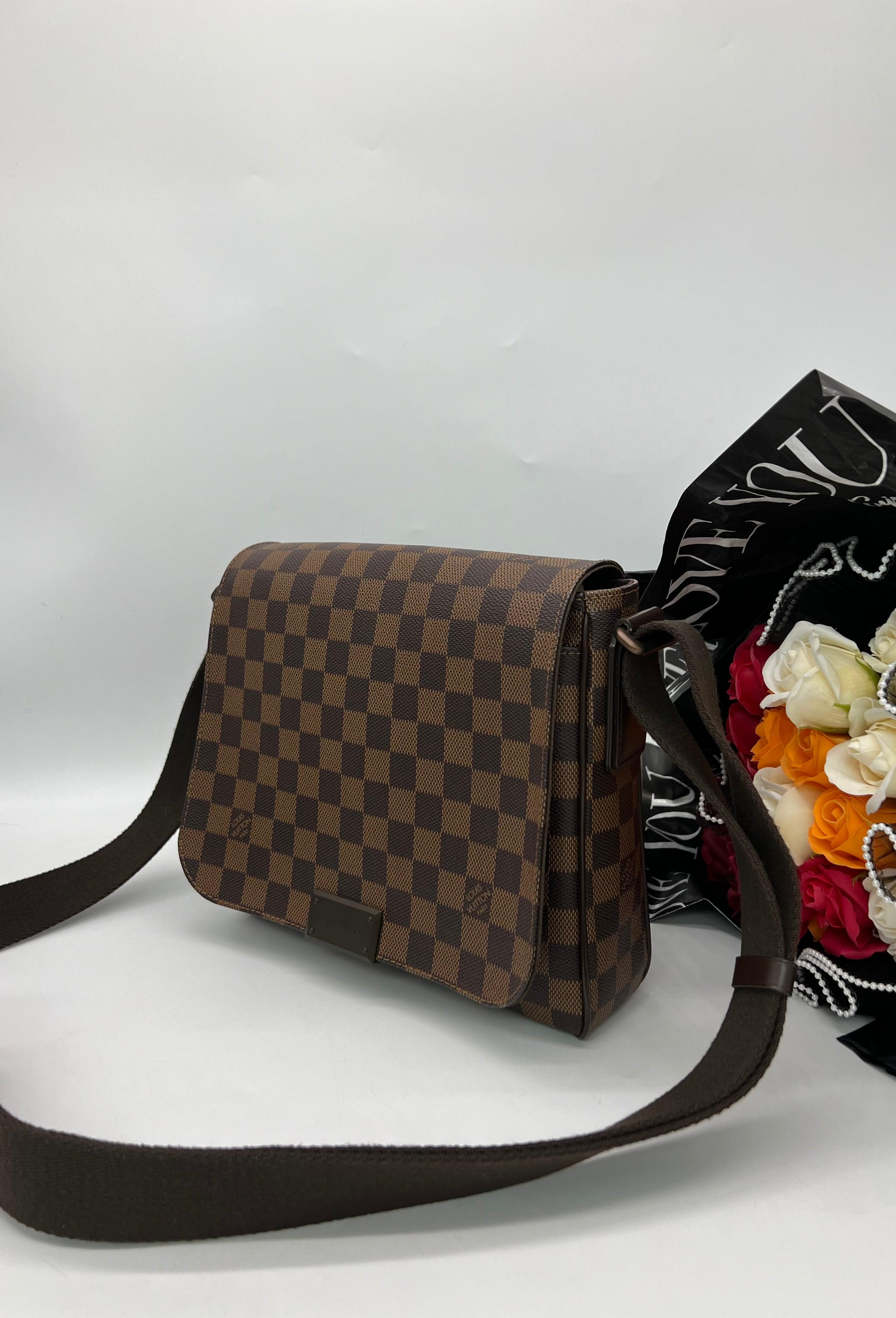 LOUIS VUITTON Damie Ebene District PM - Reeluxs