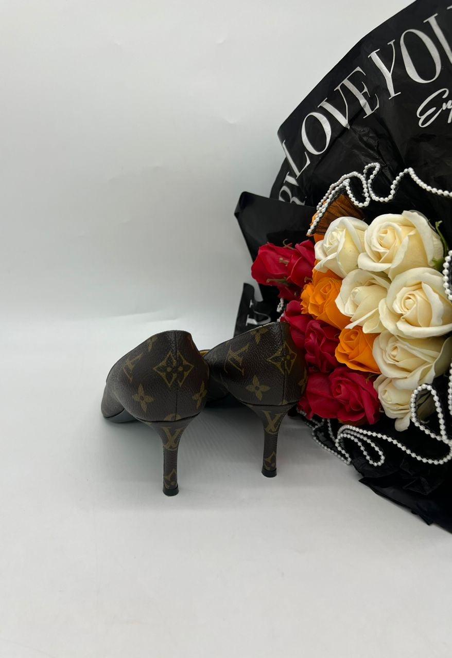 LOUIS VUITTON
Reverse Monogram Cherie Pumps - Reeluxs