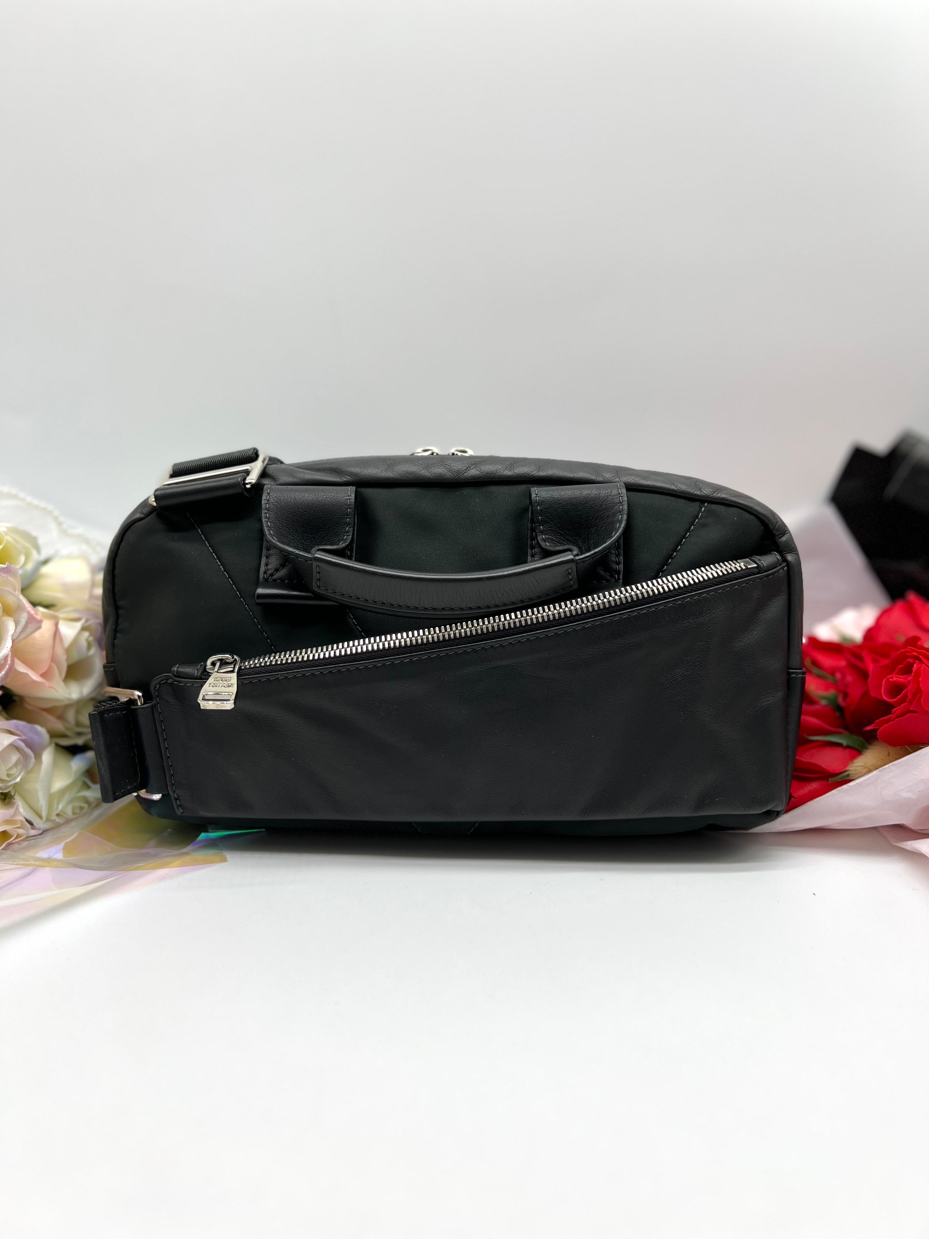 Louis Vuitton Fast V-line Crossbody Black Leather - Reeluxs