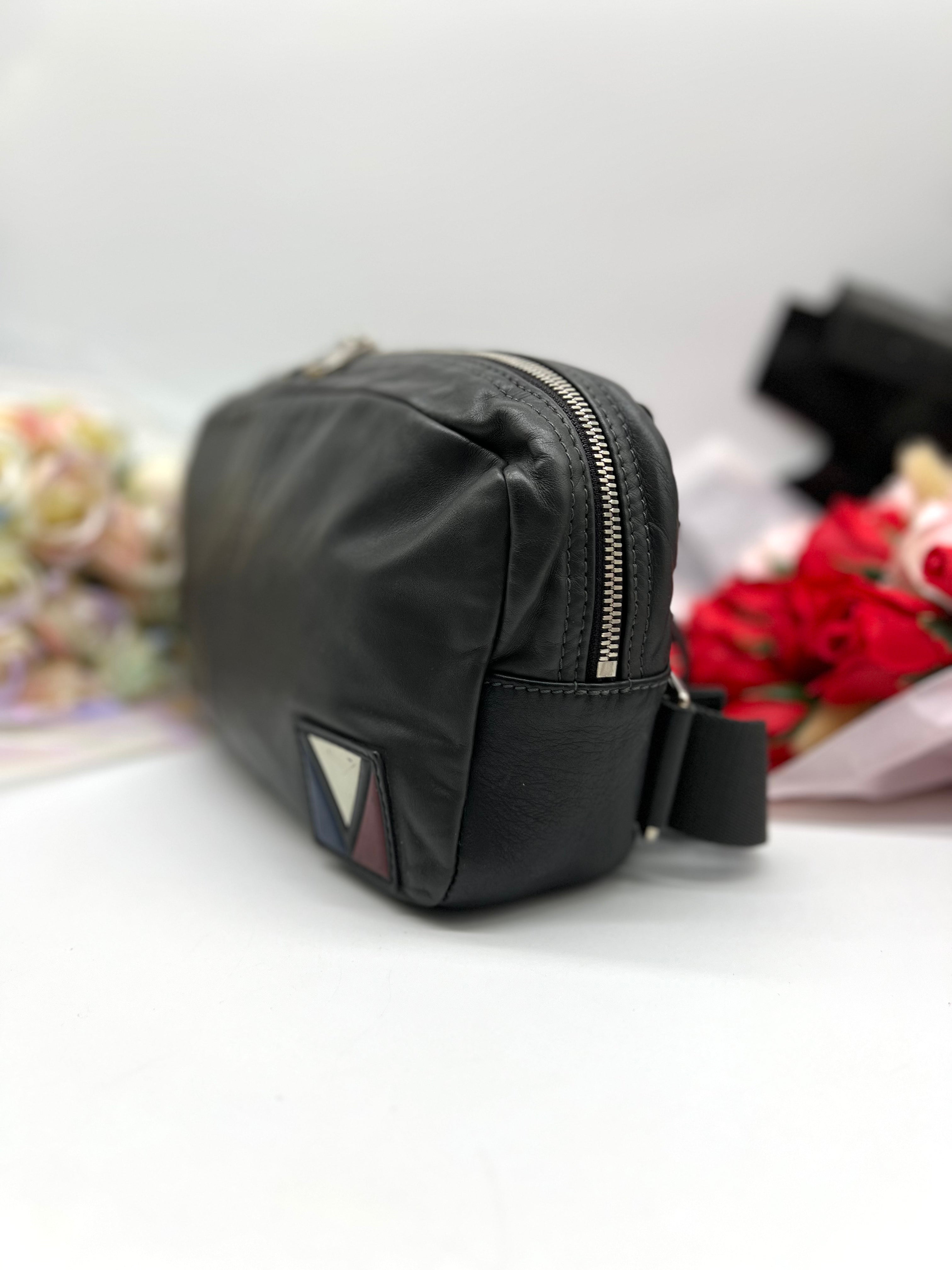 Louis Vuitton Fast V-line Crossbody Black Leather - Reeluxs