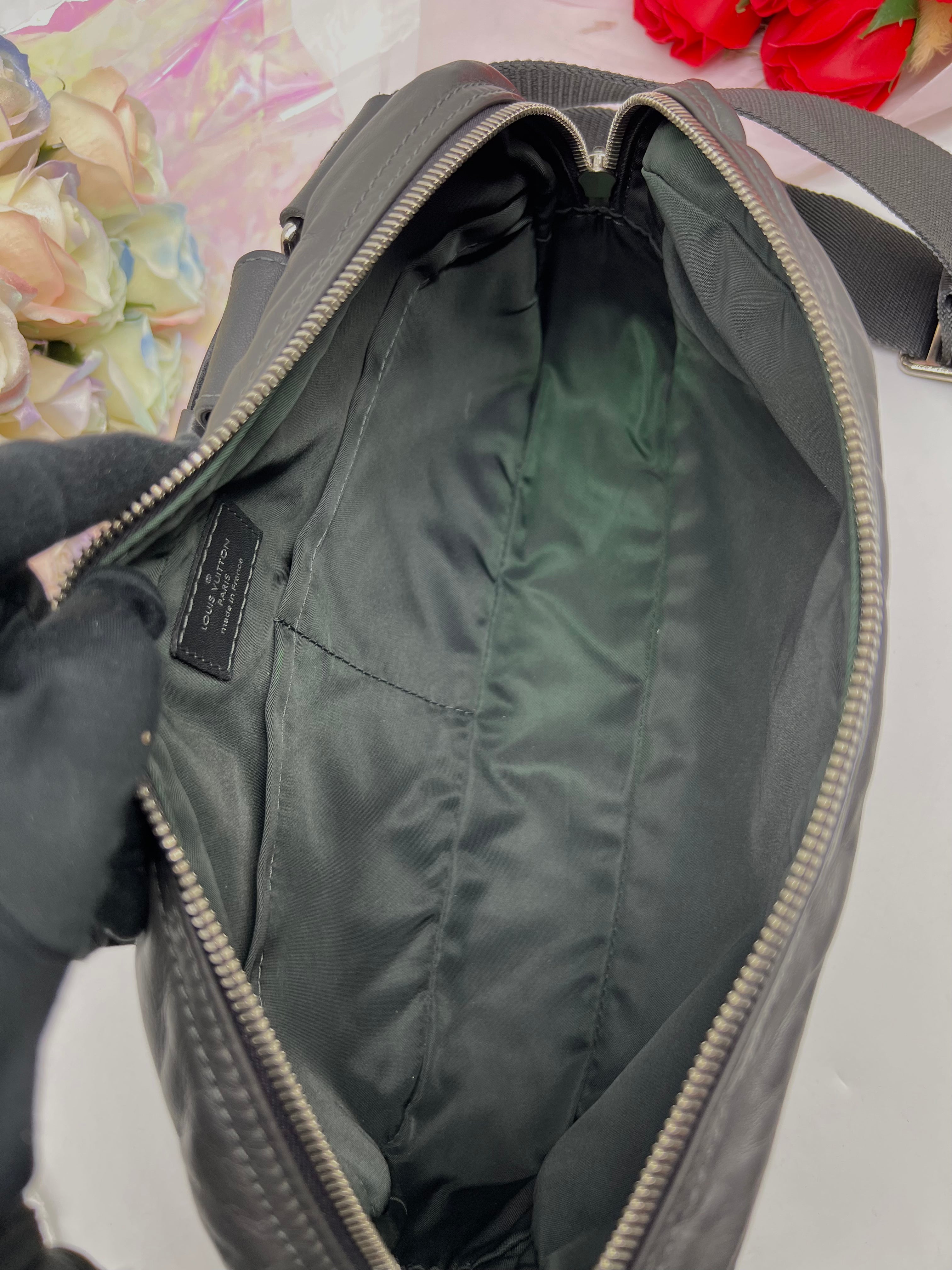 Louis Vuitton Fast V-line Crossbody Black Leather - Reeluxs