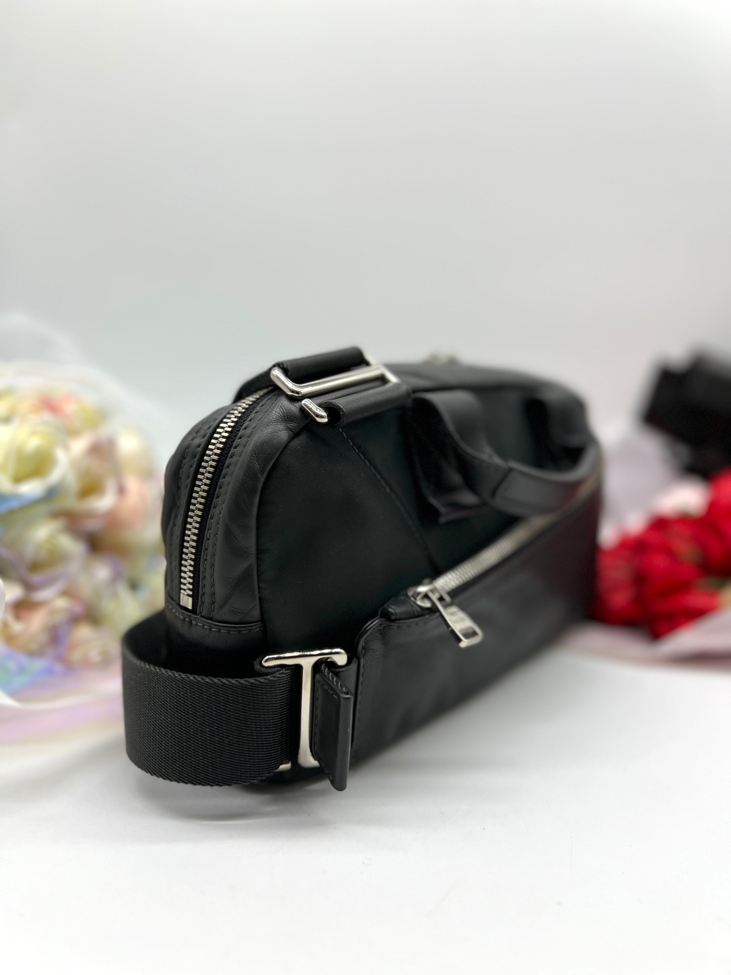 Louis Vuitton Fast V-line Crossbody Black Leather - Reeluxs