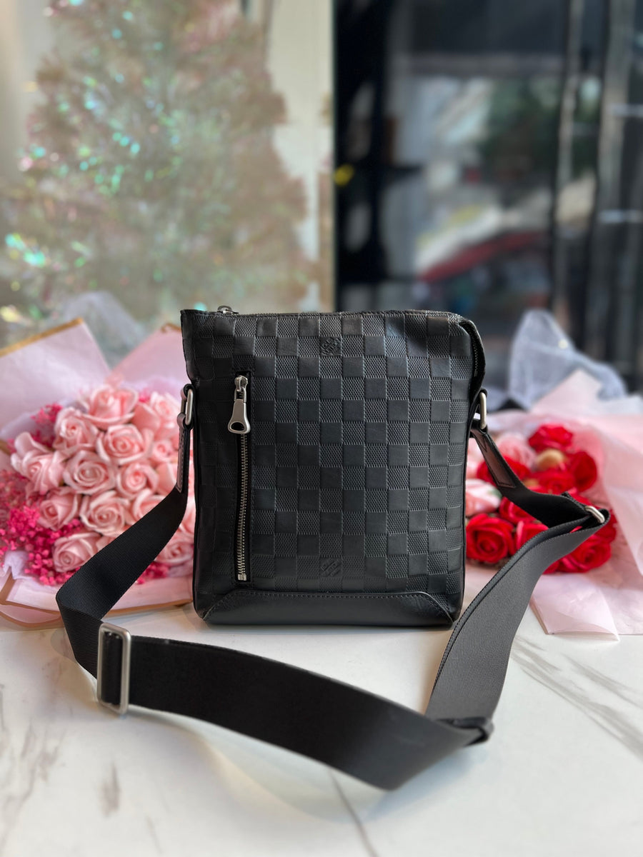 Lv messenger bag 2019 hotsell