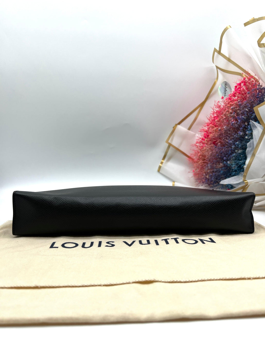 LOUIS VUITTON 
Pochette Voyage Taiga Leather GM - Reeluxs 