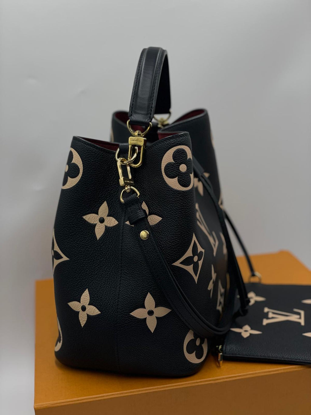 LOUIS VUITT 2023 NFC Black NeoNoe MM include extra shoulder strap For Lady Shoulder Bag - Full Set - Reeluxs 