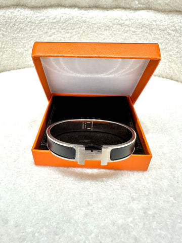 HERMES 
Enamel Narrow Clic H Bracelet GM Black - Reeluxs 