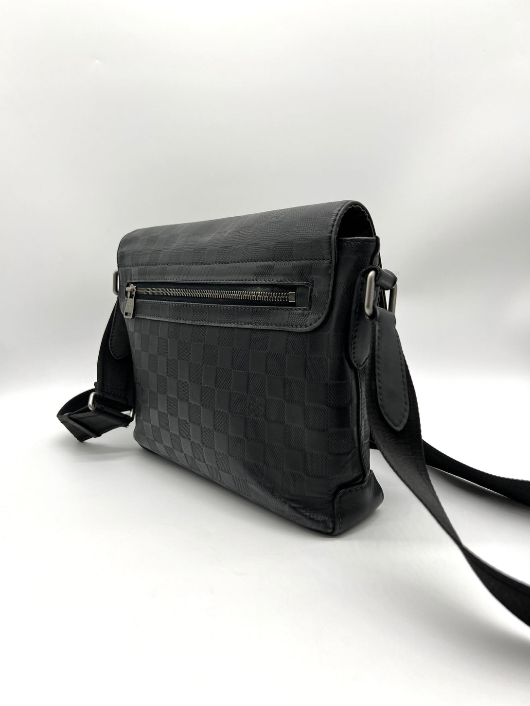 Louis Vuitton District Messenger Bag Damier Infini Leather MM - Reeluxs 