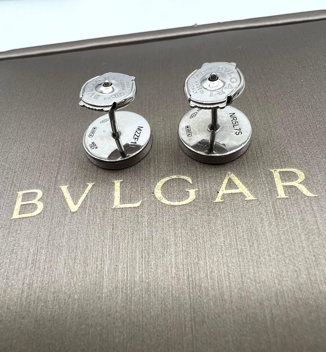 BVLGARI 750 WHITE GOLD
PAIR OF EARRINGS WITH BLACK
ONYX ELEMENT - Reeluxs 