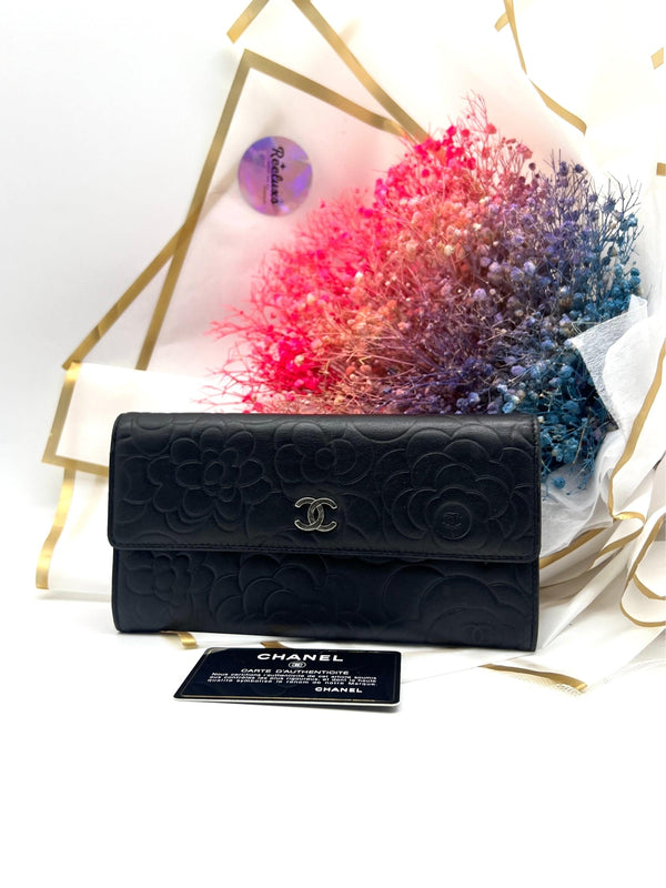 CHANEL Authentic camellia flap lambskin black beige long wallet - Reeluxs 