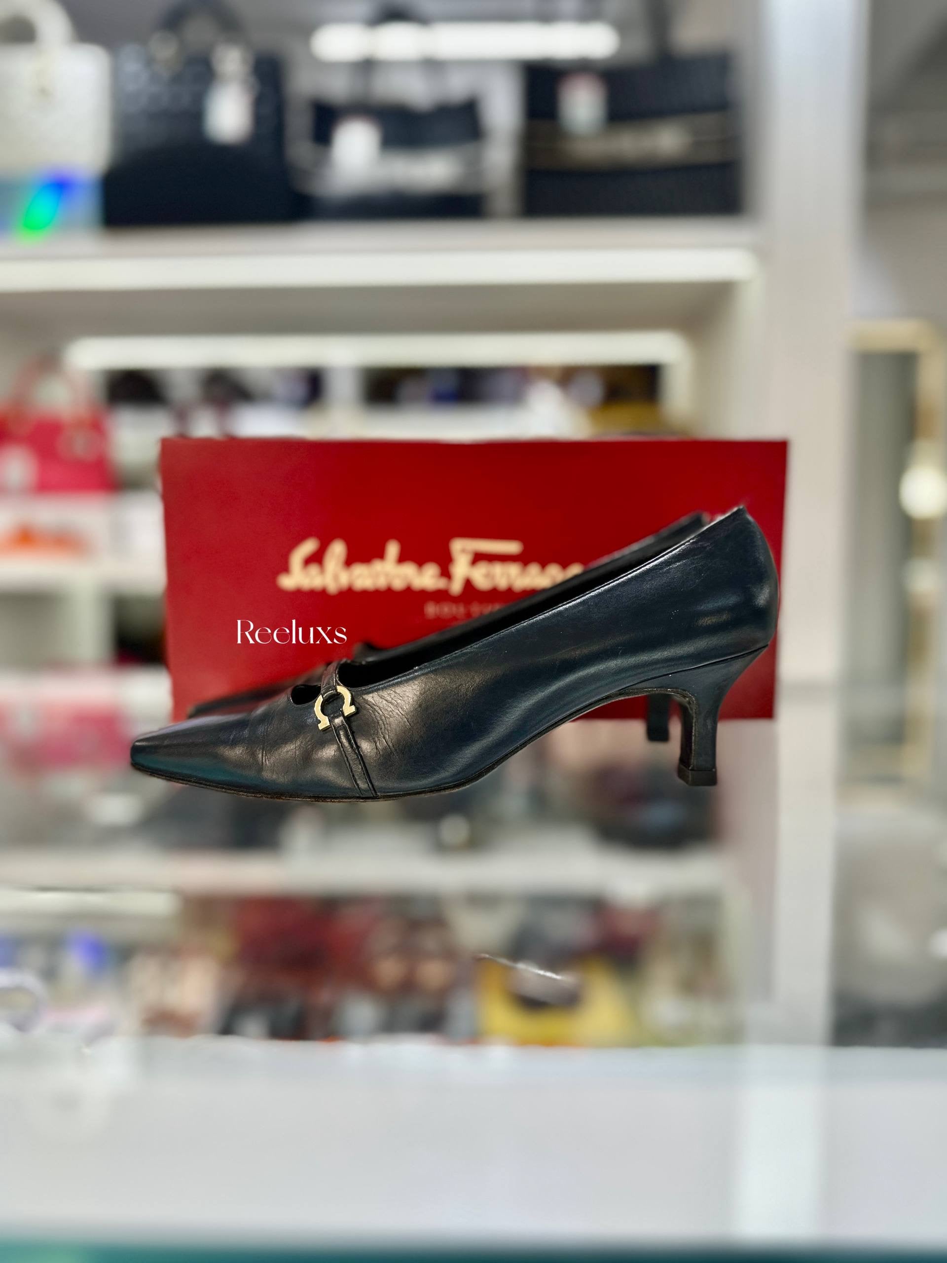 Black Leather Pumps Pointed Toe With Iconic Gold -Tone Gancini Buckle Detail