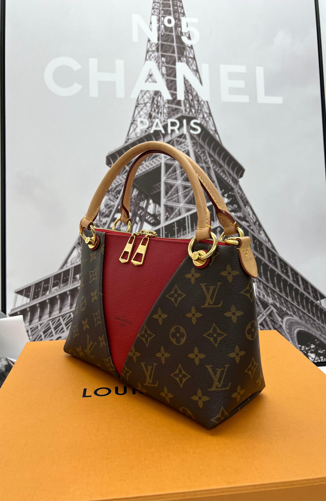 LOUIS VUITTON
V Tote BB Monogram Canvas - Reeluxs 