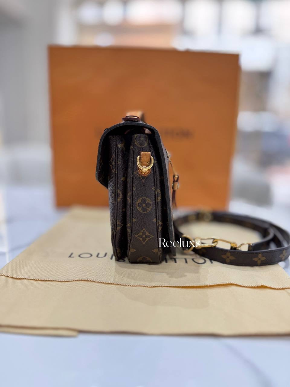 LOUIS VUITTON LV Pochette Metis Monogram Handbag