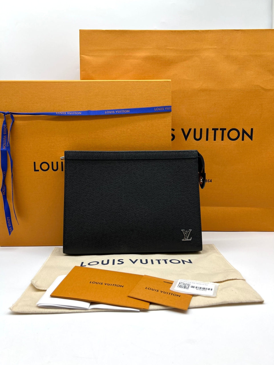 Louis Vuitton Taiga Pochette Voyage Clutch Bag Noir M30450 - Reeluxs 