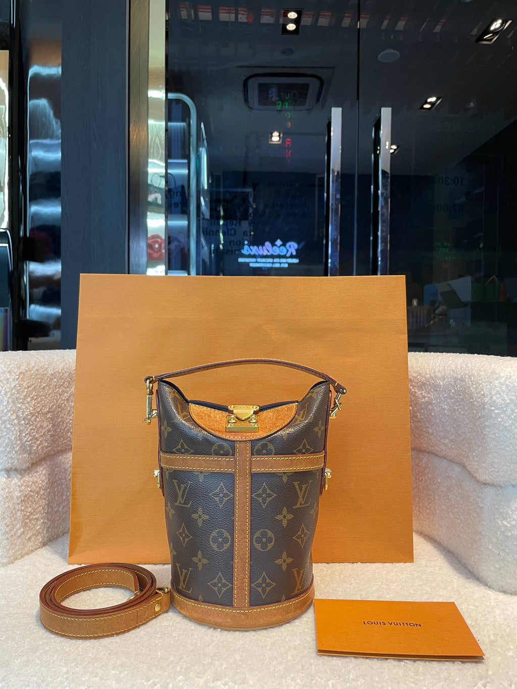 Louis Vuitton LV 2018 Monogram Duffle bucket bag