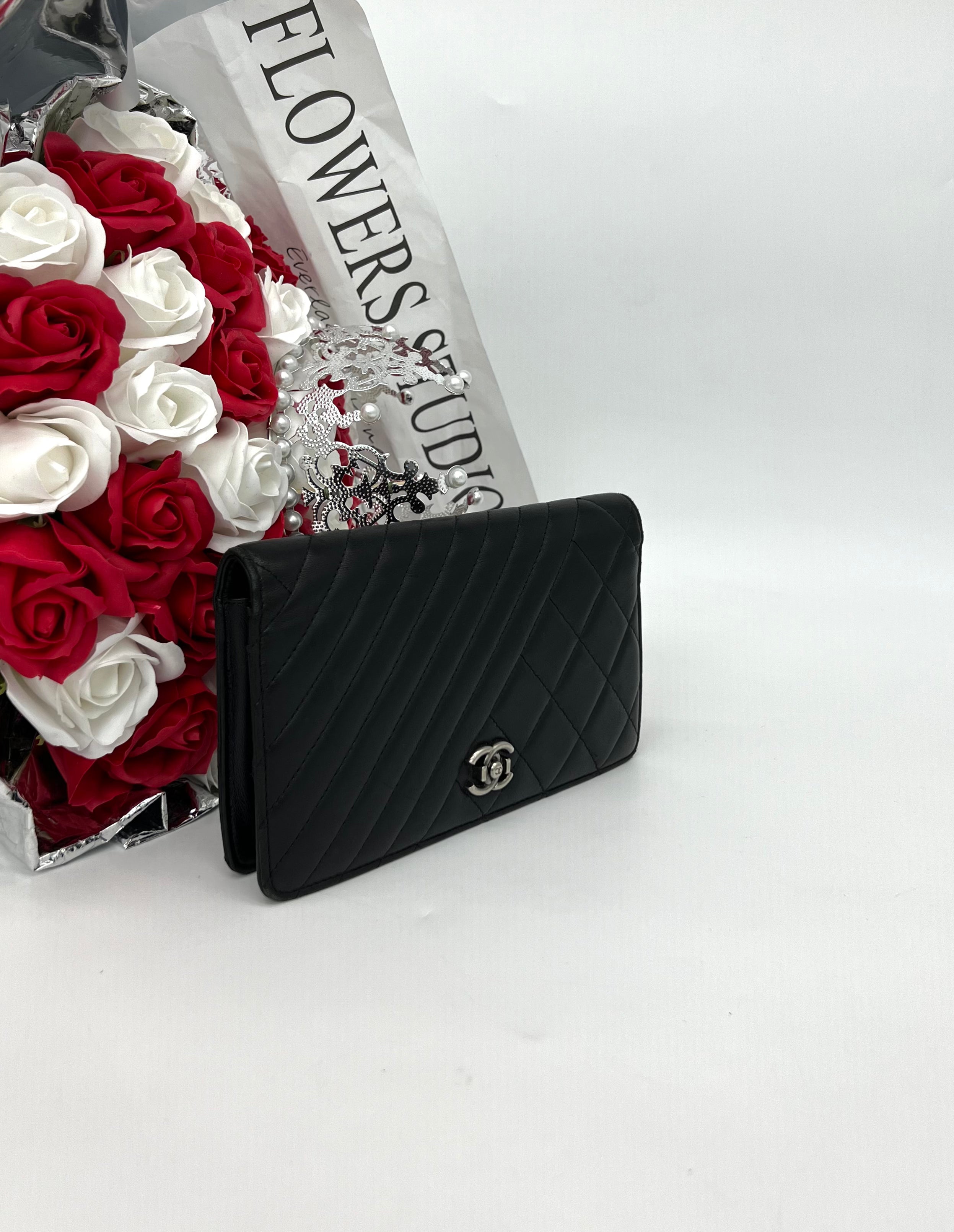 CHANEL Black Zipped Lambskin Wallet - Reeluxs 