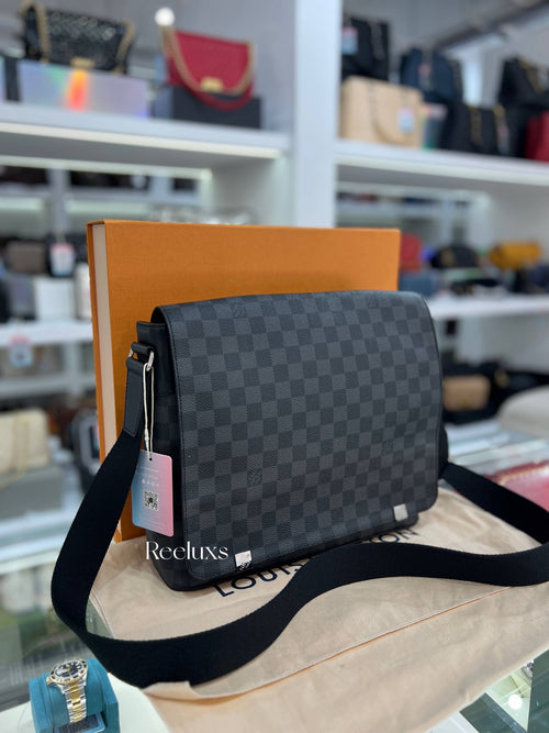 LOUIS VUITTON District Messenger Bag