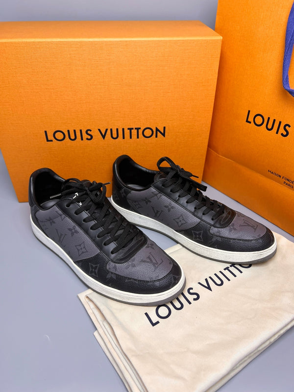 LOUIS VUITTON Monogram Reverse Low Rivoli Sneaker Men Shoe Size 8 - Reeluxs 