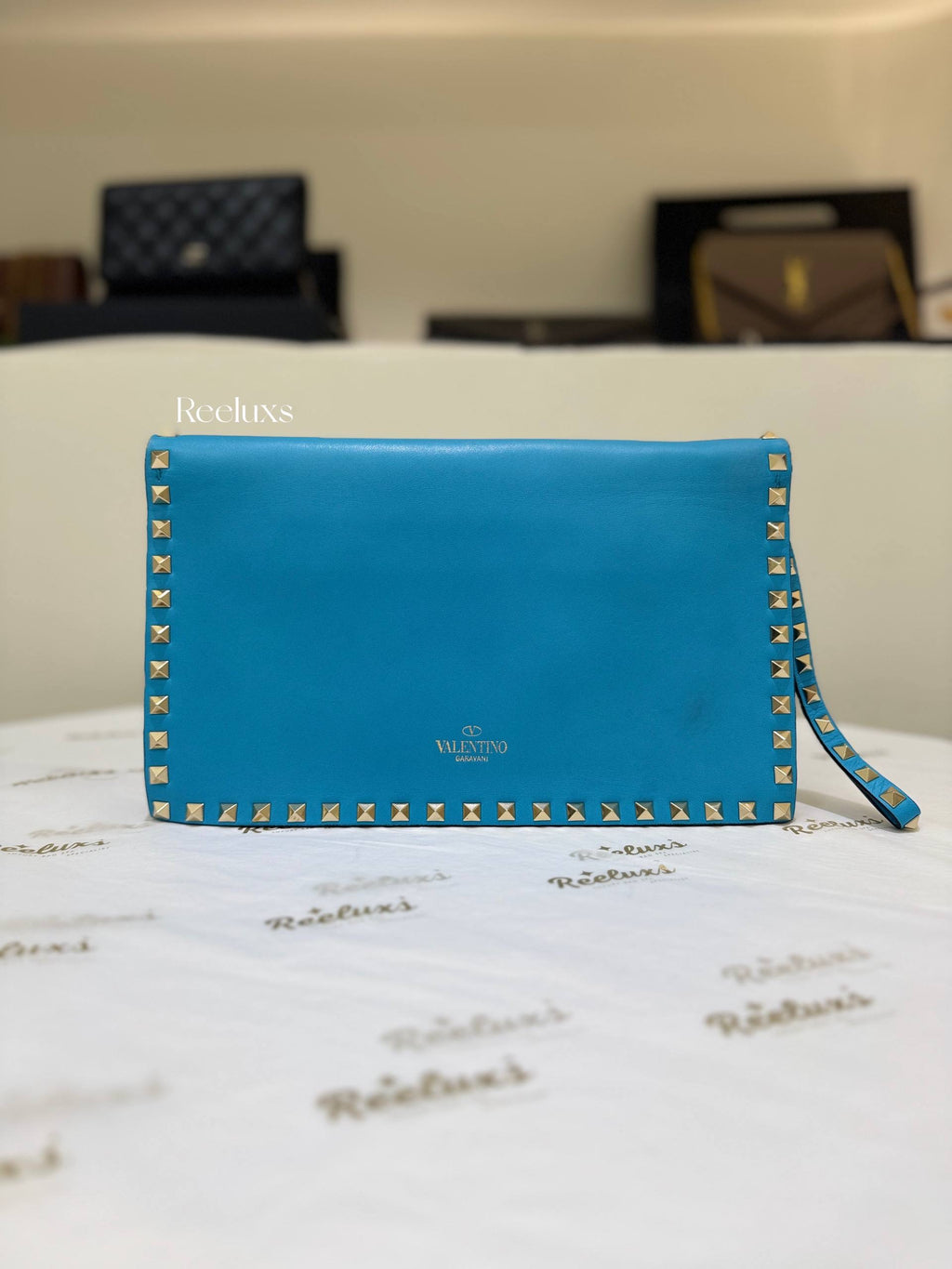 VALENTINO Garavani Rockstud Flat Wristlet Clutch 💙✨