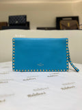 VALENTINO Garavani Rockstud Flat Wristlet Clutch 💙✨