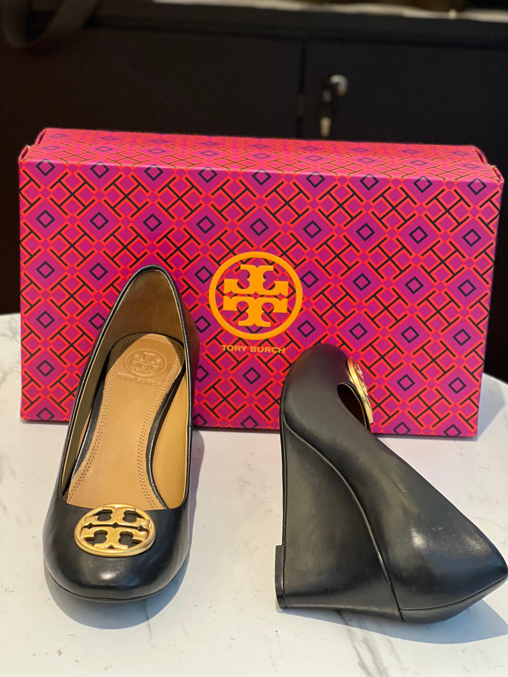 TORY BURCH Women's Chelsea Wedge Shoe Black Size 7 - Reeluxs 