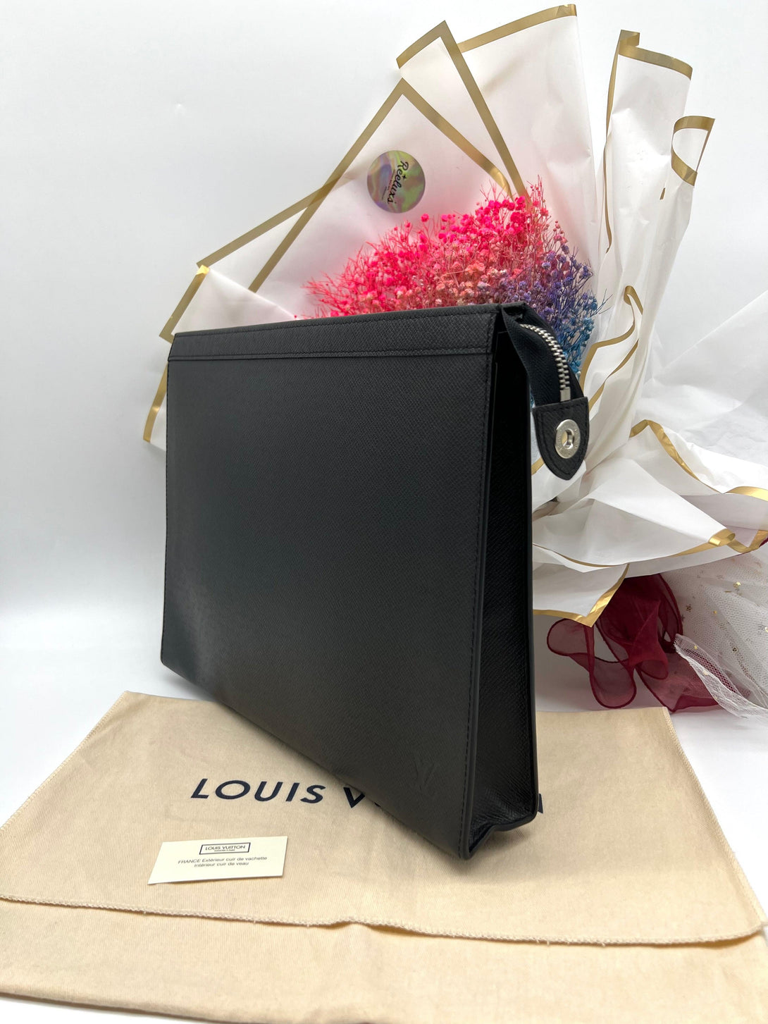 LOUIS VUITTON 
Pochette Voyage Taiga Leather GM - Reeluxs 