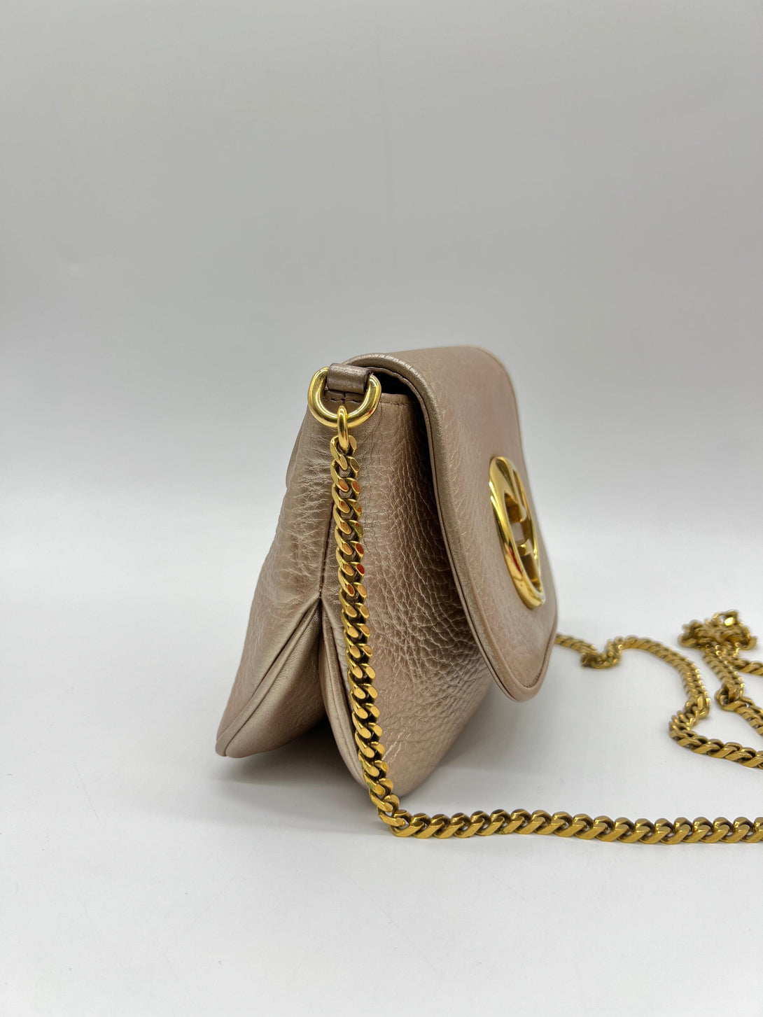 Gucci Metallic Beige Leather Small Logo Detail Chain Link Crossbody Bag - Reeluxs 