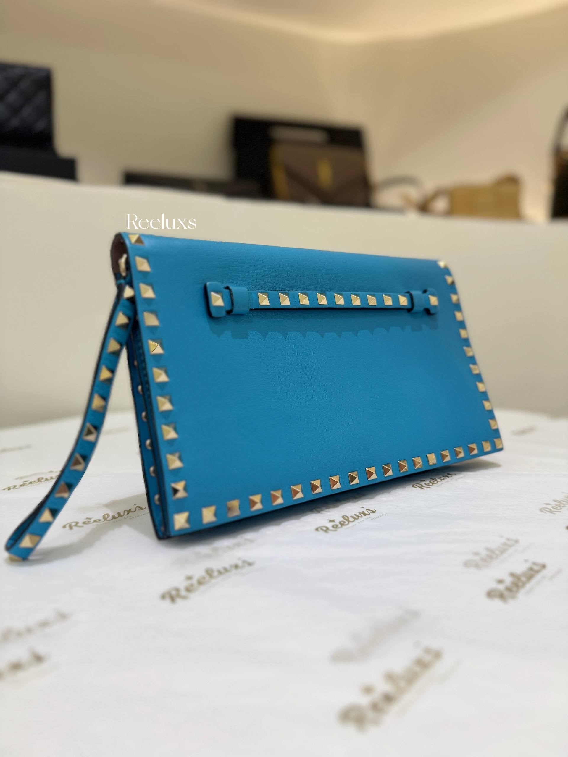 VALENTINO Garavani Rockstud Flat Wristlet Clutch 💙✨