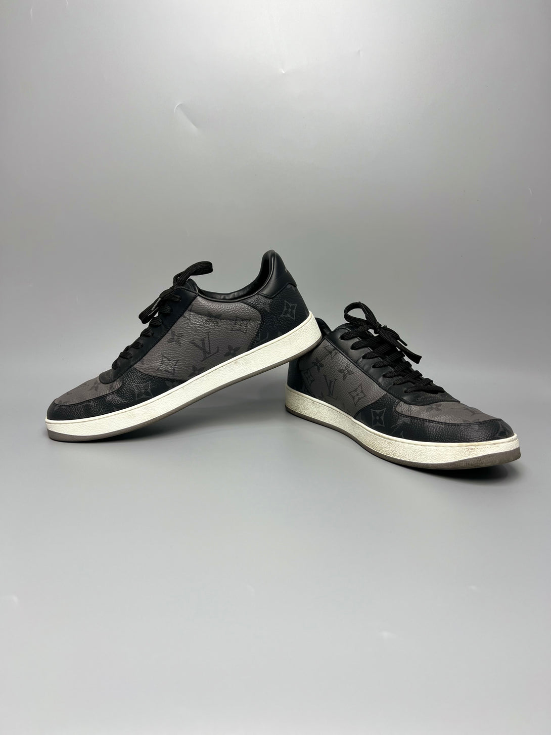 LOUIS VUITTON Monogram Reverse Low Rivoli Sneaker Men Shoe Size 8 - Reeluxs 