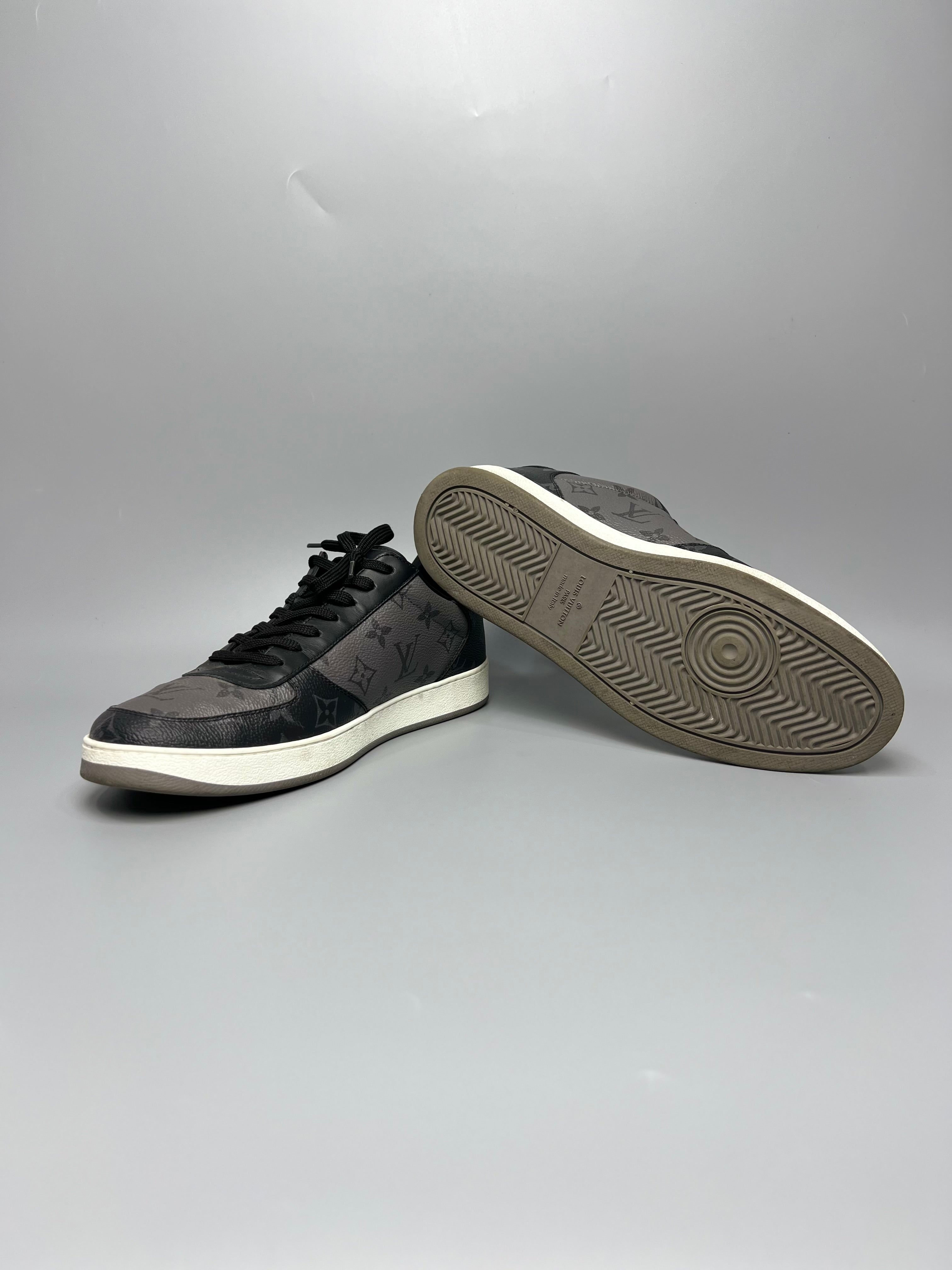 LOUIS VUITTON Monogram Reverse Low Rivoli Sneaker Men Shoe Size 8 - Reeluxs 
