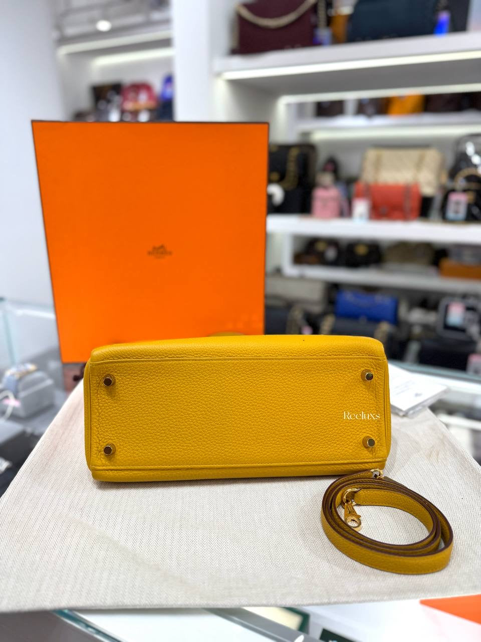 Full set HERMÈS Kelly 28 Retoure Bag in Jaune Ambre Togo GHW