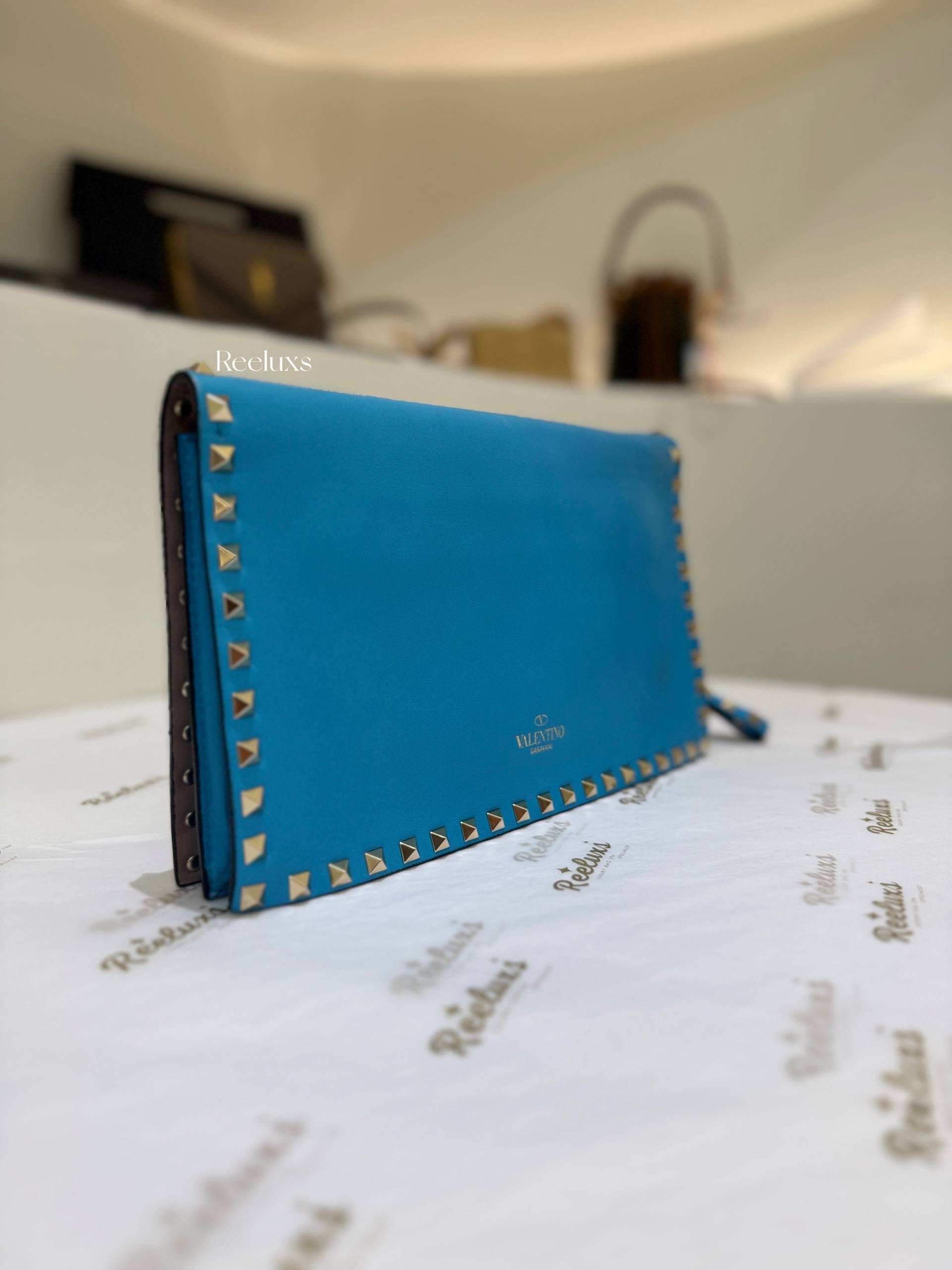 VALENTINO Garavani Rockstud Flat Wristlet Clutch 💙✨