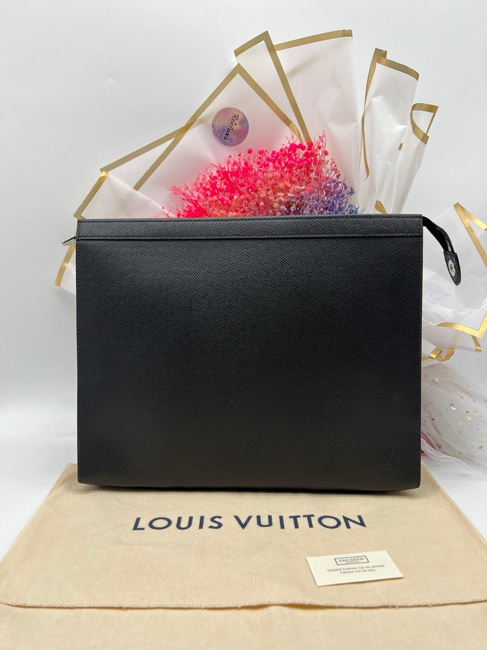 LOUIS VUITTON 
Pochette Voyage Taiga Leather GM - Reeluxs 