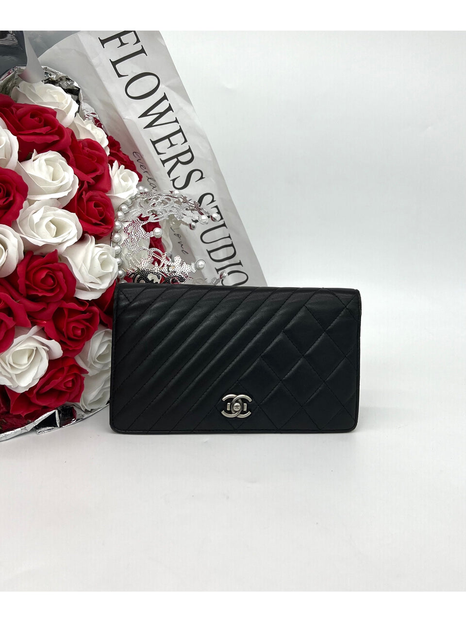 CHANEL Black Zipped Lambskin Wallet - Reeluxs 