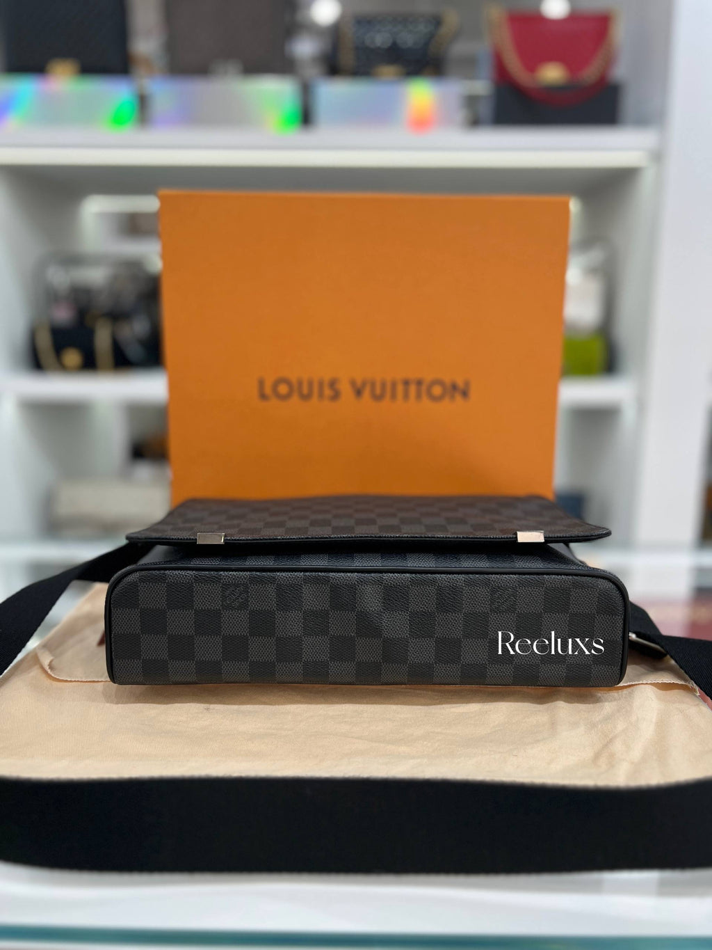LOUIS VUITTON District Messenger Bag