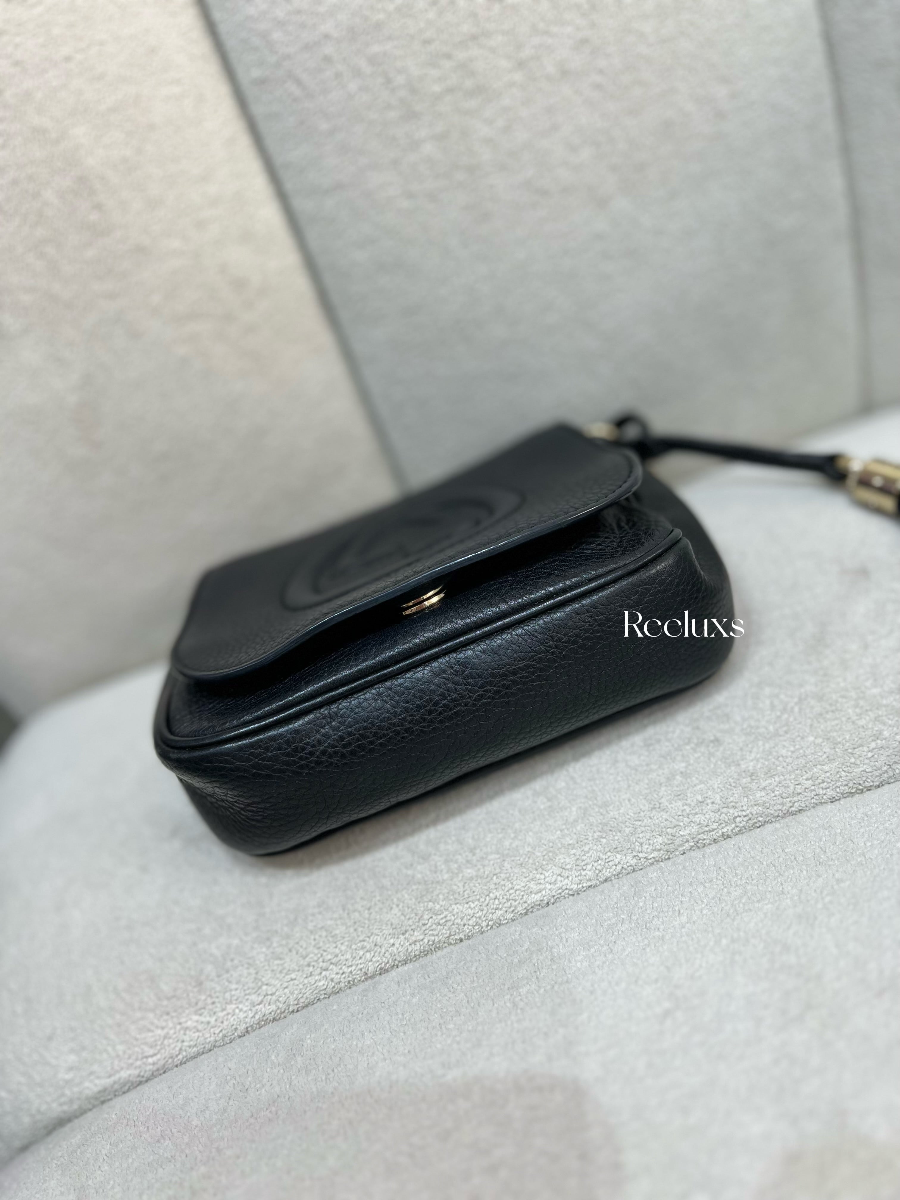 GUCCI Soho Flap Crossbody In Black Pebbled Leather Bag