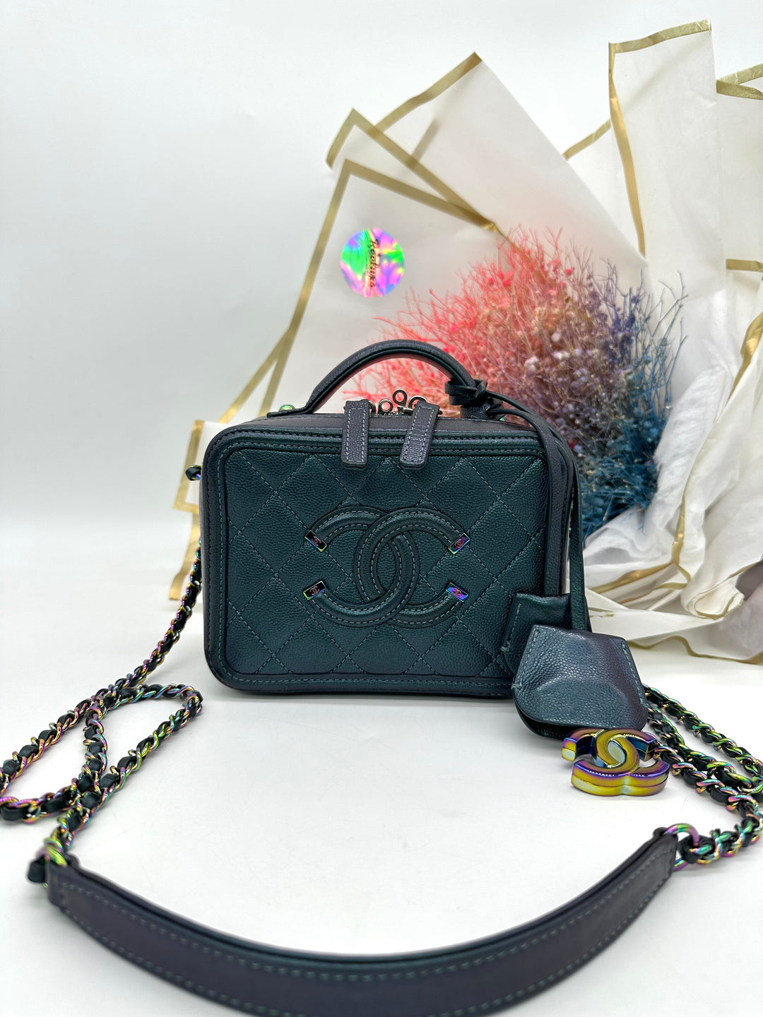 CHANEL Iridescent Caviar
Quilted Small CC Filigree Vanity Case Dark Turquoise