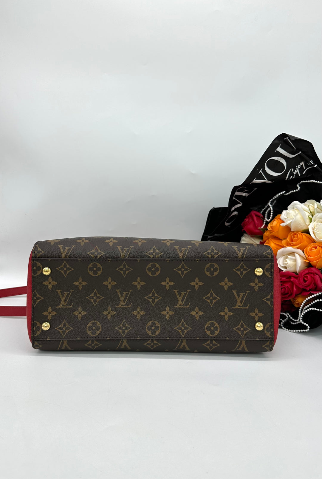 LOUIS VUITTON Florine
Handbag Monogram Canvas and Leather