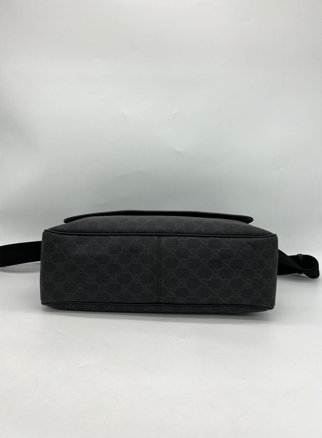 GUCCI Black GG Supreme Canvas and Leather Flap Messenger Bag - Reeluxs 