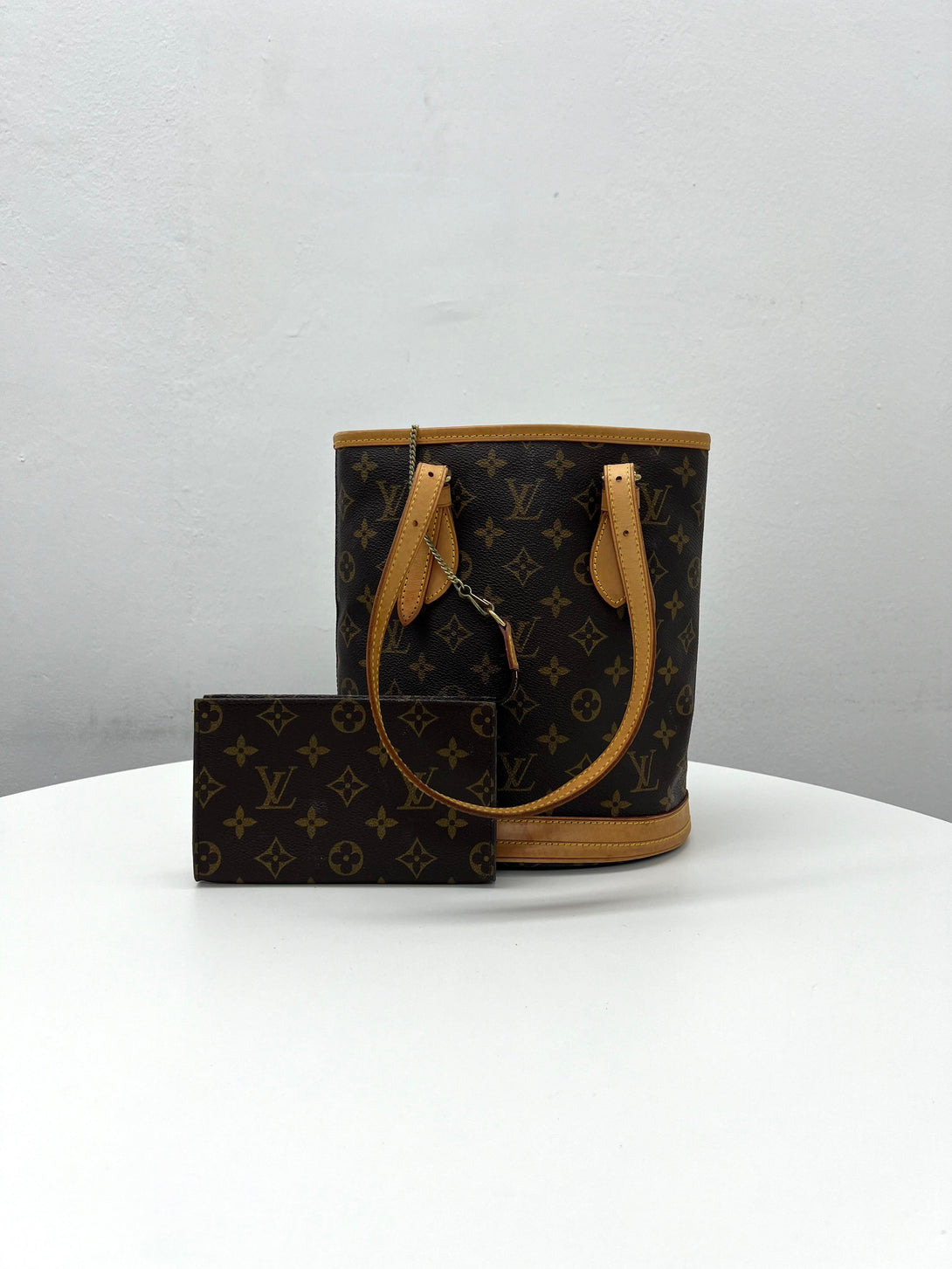 LV Monogram Petit Bucket
PM Tote Bag - Reeluxs 