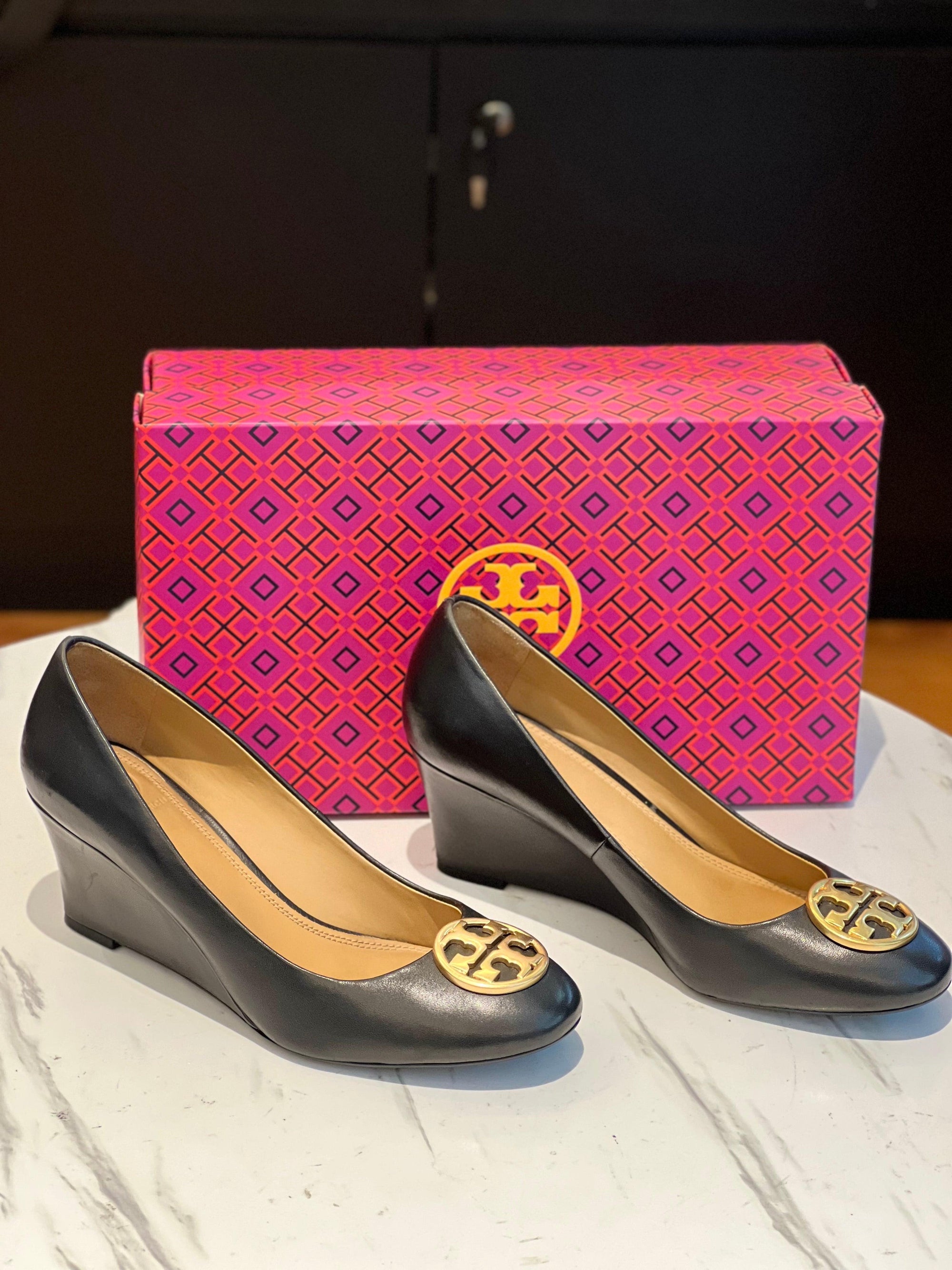 TORY BURCH Women's Chelsea Wedge Shoe Black Size 7 - Reeluxs 