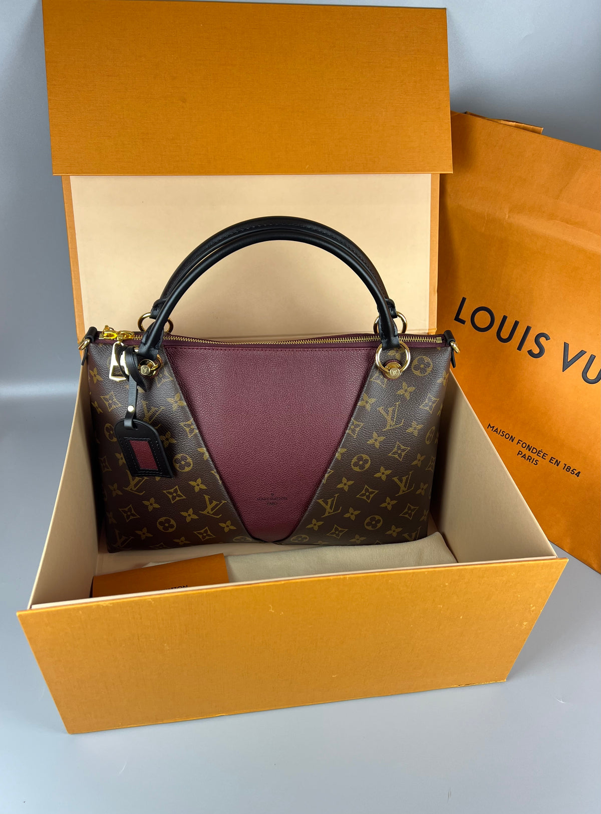 LOUIS VUITTON - Louis Vuitton V Tote shoulder bag in monogram canvas and burgundy grained leather