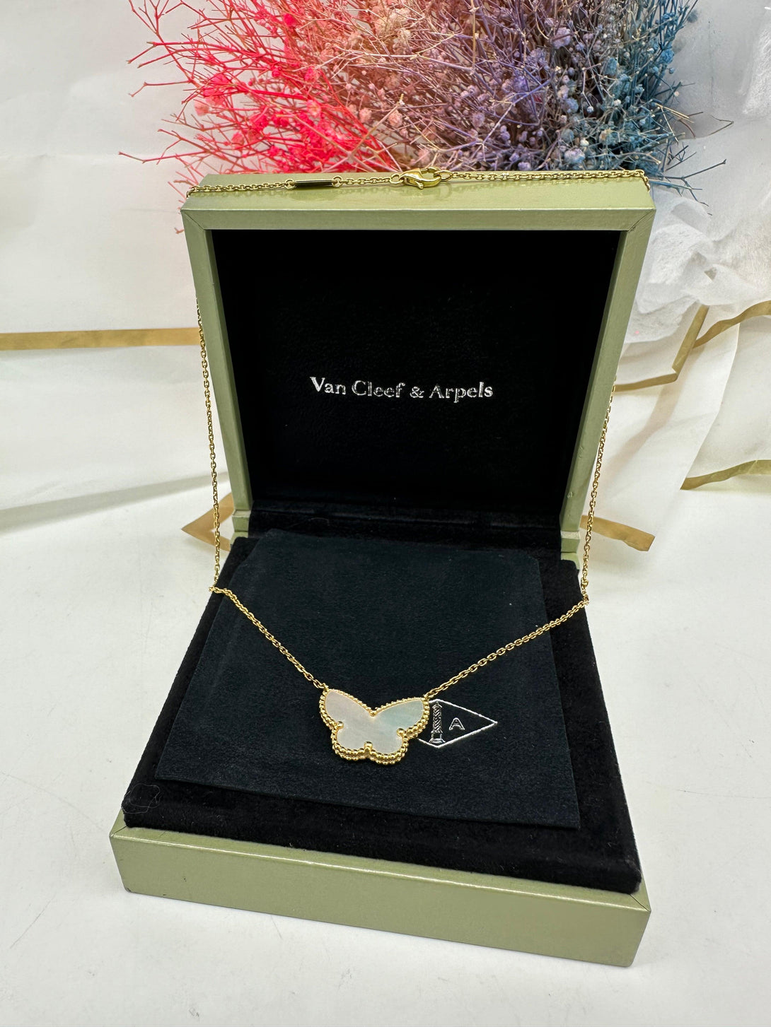 VAN CLEEF & ARPELS Lucky Alhambra PAPILLON Mother Of Pearl And Gold - Reeluxs 