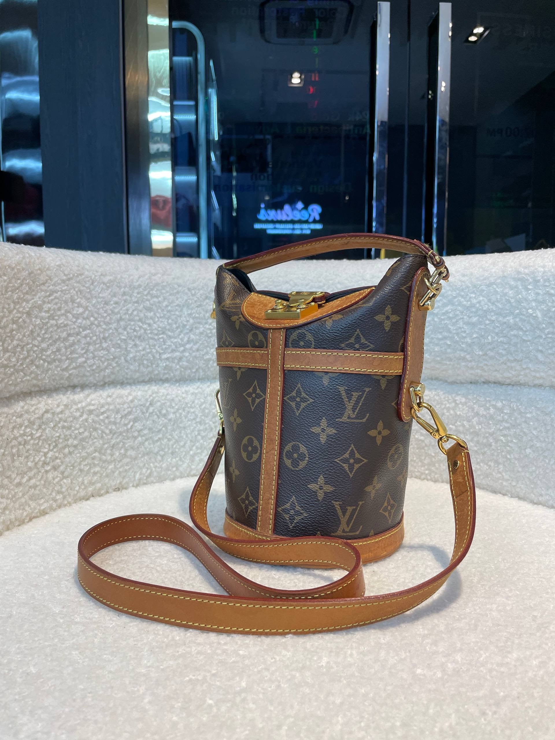 Louis Vuitton LV 2018 Monogram Duffle bucket bag