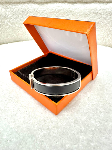 HERMES 
Enamel Narrow Clic H Bracelet GM Black - Reeluxs 