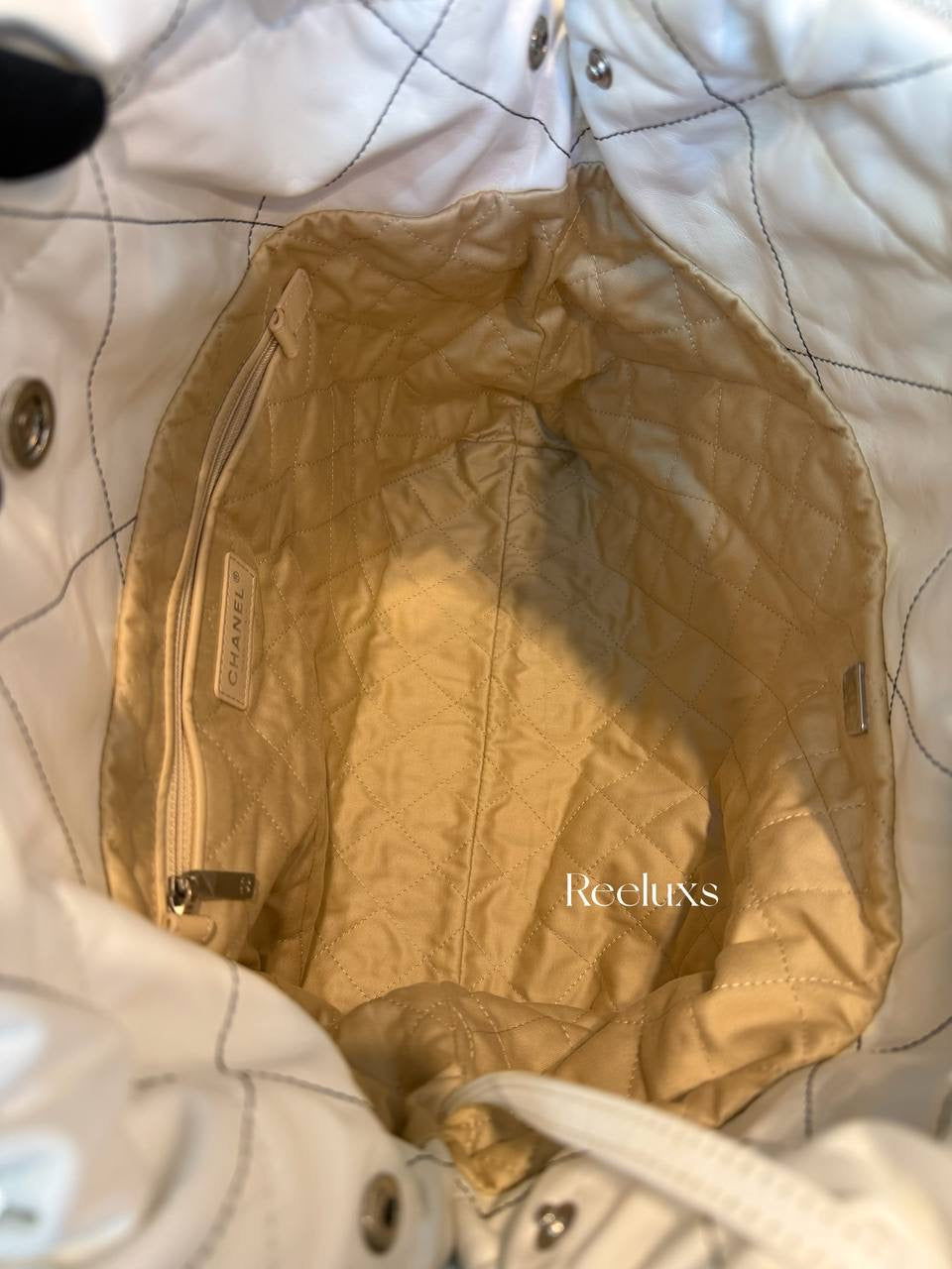 White Chanel 22 Handbag - HOBO BAG