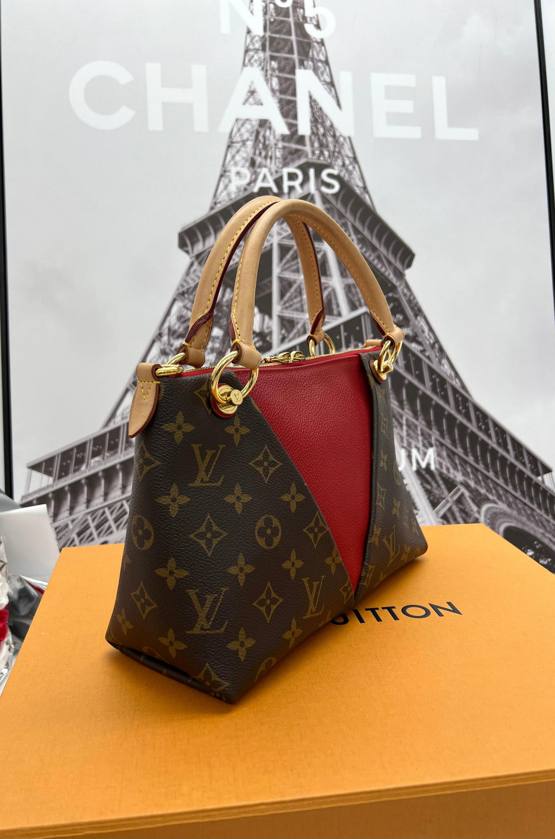 LOUIS VUITTON
V Tote BB Monogram Canvas - Reeluxs 