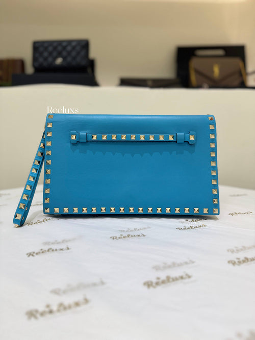 VALENTINO Garavani Rockstud Flat Wristlet Clutch 💙✨