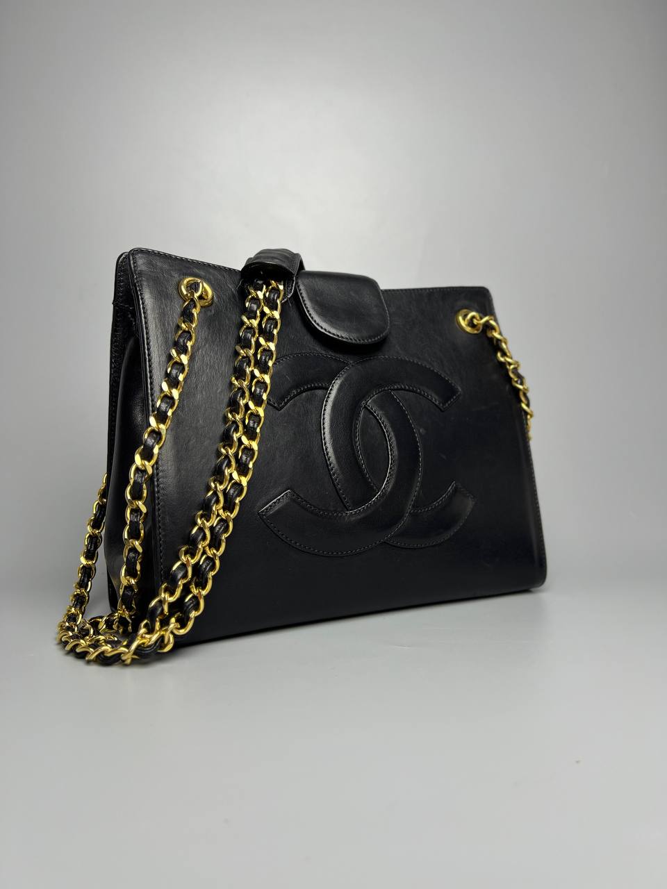 CHANEL Black Leather Vintage Shoulder Bag With GHW For Lady